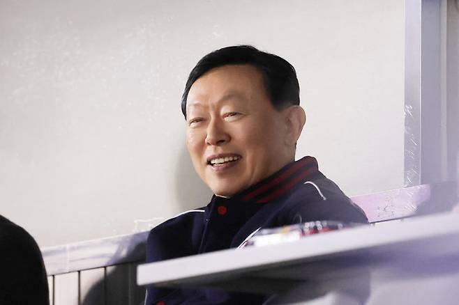 롯데 구단주인 신동빈 회장이 25일 잠실구장을 방문해 2025 신한 쏠뱅크 KBO리그 롯데-두산 베어스전을 관람하고 있다. 2025.04.25. (사진=롯데 제공) *재판매 및 DB 금지