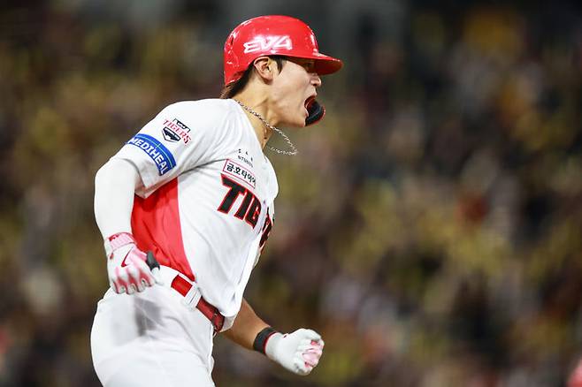 [서울=뉴시스] 프로야구 KIA 타이거즈 김도영이 25일 광주-기아 챔피언스필드에서 열린 2025 신한 쏠뱅크 KBO리그 LG 트윈스와의 경기에 4회 대타로 나서 안타를 친 뒤 포효하고 있다. (사진=KIA 타이거즈 제공) 2025.04.25.  *재판매 및 DB 금지