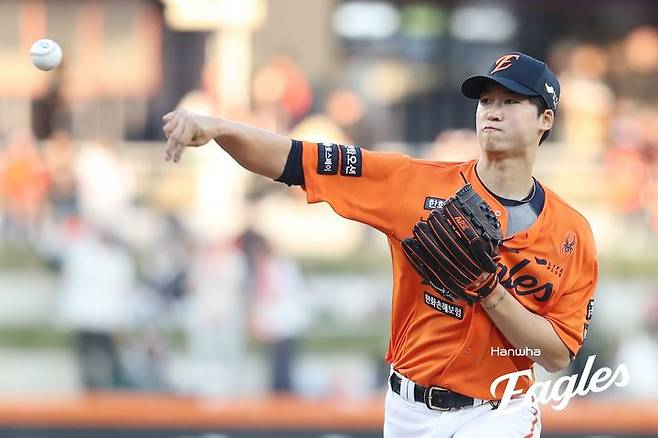 [서울=뉴시스] 프로야구 한화 이글스 엄상백이 25일 대전 한화생명볼파크에서 열린 2025 신한 쏠뱅크 KBO리그 KT 위즈와의 경기에 선발 등판해 공을 던지고 있다. (사진=한화 이글스 제공) 2025.04.25. *재판매 및 DB 금지