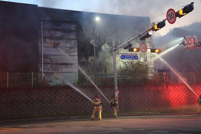 [천안=뉴시스] 박우경 기자= 25일 충남 천안풍세산업단지에서 불이나 소방대원이 진화하고 있다. 2025.4.25 spacedust1@newsis.com *재판매 및 DB 금지