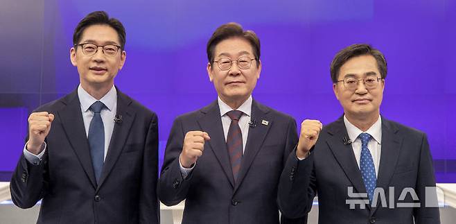[서울=뉴시스] 국회사진기자단= 이재명(가운데), 김경수, 김동연(오른쪽) 더불어민주당 대선 경선 후보자들이 25일 서울 중구 티비조선 스튜디오에서 열린 민주당 경선 마지막 TV토론회 시작 전 기념촬영을 하고 있다. 2025.04.25. photo@newsis.com