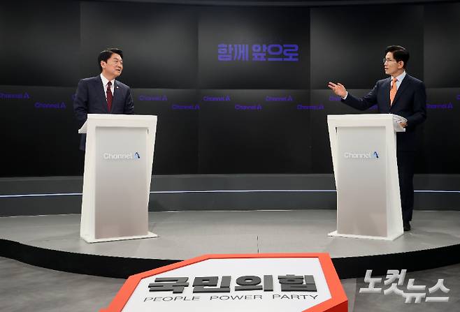 24일 서울 종로 동아미디어센터 오픈스튜디오에서 국민의힘 대선 2차 경선 진출자인 안철수(왼쪽), 김문수 후보가 토론 전 리허설을 하고 있다. 국회사진취재단