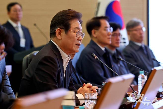 더불어민주당 이재명 대선 경선 후보가 17일 대전광역시 유성구 국방과학연구소(ADD)에서 열린 현장간담회에서 발언을 하고 있다. 국회사진취재단