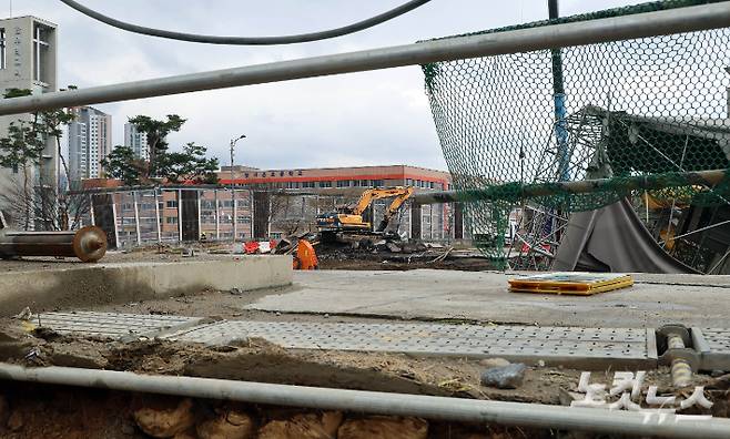 경기 광명시 신안산선 복선전철 5-2공구 붕괴 사고현장에서 119 구급대원과 경찰 등이 실종자 구조작업을 하고 있다. 황진환 기자