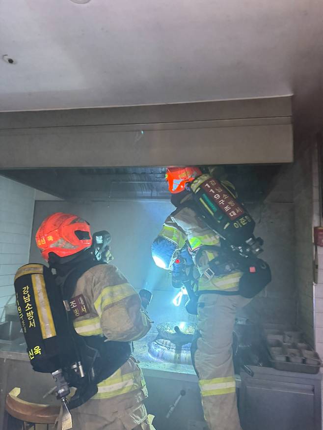 화재 현장에 도착한 소방관들의 모습. 소방당국 제공