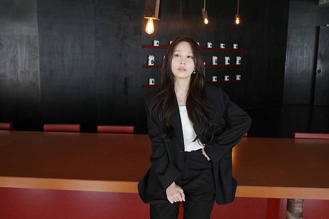권진아의 새 앨범에서 '재회'와 '놓아줘' 두 곡을 타이틀곡으로 삼았다. 어나더 제공