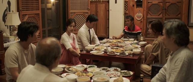 저녁 밥상에서 성진은 두부 공장을 물려받지 않겠다고 선언한다. 영화 ‘장손’ 스틸컷 캡처