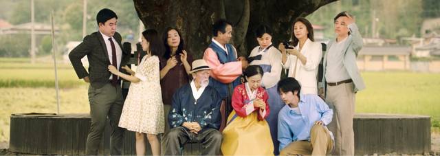 장손이 고향으로 내려온 날. 대가족이 모여 다 같이 사진을 찍고 있다. 영화 ‘장손’ 스틸컷 캡처
