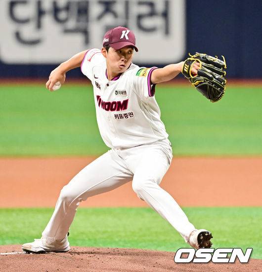 [OSEN=고척, 박준형 기자]  24일 오후 서울 고척스카이돔에서 ‘2025 신한 SOL BANK KBO리그’  키움 히어로즈와 두산 베어스의 경기가 진행됐다.이날 키움은 김연주를 두산은 콜어빈을 선발투수로 내세웠다.1회초 키움 선발투수 김연주가 역투하고 있다.    2025.04.24 / soul1014@osen.co.kr