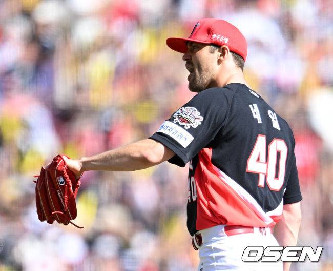 [OSEN=잠실, 이대선 기자] 20일 오후 서울 잠실야구장에서 2025 신한 SOL Bank KBO리그 두산 베어스와 KIA  타이거즈의 경기가 열렸다. 두산은 잭로그, KIA는 네일을 선발 투수로 내세웠다. 5회말 2사 1루에서 KIA 네일이 두산 정수빈의 도루를 막아내며 환호하고 있다. 2025.04.20 /sunday@osen.co.kr