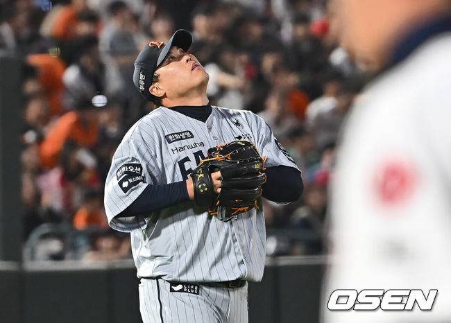 [OSEN=부산, 이석우 기자] 24일 부산 사직야구장에서 2025 신한 SOL 뱅크 KBO 리그 롯데 자이언츠와 한화 이글스의 경기가 열렸다. 홈팀 롯데는 박세웅, 방문팀 한화는 류현진이 선발 출전했다.한화 이글스 류현진이 6회말 1사 1,3루 롯데 자이언츠 전준우에게 역전 1타점 희생타를 맞고 아쉬워하고 있다. 2025.04.24 / foto0307@osen.co.kr