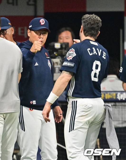 [OSEN=고척, 박준형 기자] 프로야구 두산 베어스가 2연승을 달리며 주중 3연전 위닝시리즈를 챙겼다.&nbsp;두산은 24일 서울 고척스카이돔에서 열린 ‘2025 신한은행 SOL Bank KBO리그’ 키움 히어로즈와의 경기에서 9-3으로 승리했다. 이날 승리로 2연승을 달린 두산은 주중 3연전 첫 경기를 내주고도 위닝시리즈를 가져가는데 성공했다.&nbsp;경기종료 후 두산 이승엽 감독이 케이브와 하이파이브를 하고 있다.  2025.04.24 / soul1014@osen.co.kr