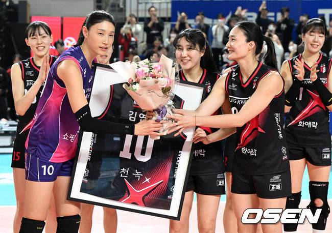 [OSEN=대전, 지형준 기자] 1일 대전 충무체육관에서 2024~2025 도드람 V리그 여자부 6라운드 정관장과 흥국생명이 경기가 열렸다.이날 경기에서 정관장이 흥국생명에 세트 스코어 3-2(23-25, 21-25, 25-18, 25-13, 15-11) 역전승을 거뒀다.경기를 마치고 열린 흥국생명 김연경 은퇴 투어 행사에서 정관장 염혜선, 표승주가 김연경에게 선물과 꽃다발을 전달하고있다. 2025.03.01 /jpnews@osen.co.kr