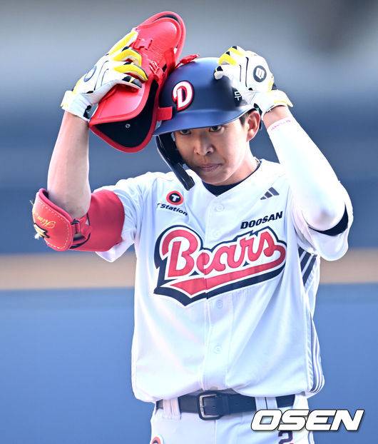 [OSEN=잠실, 이대선 기자] 20일 오후 서울 잠실야구장에서 2025 신한 SOL Bank KBO리그 두산 베어스와 KIA  타이거즈의 경기가 열렸다.두산은 잭로그, KIA는 네일을 선발 투수로 내세웠다.9회말 무사에서 두산 김민석이 안타를 치고 환호하고 있다. 2025.04.20 /sunday@osen.co.kr