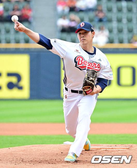 [OSEN=잠실, 지형준 기자] 19일 오후 서울 잠실구장에서 2025 신한 SOL뱅크 KBO리그 두산 베어스와 KIA 타이거즈의 경기가 열렸다.이날 두산은 최원준, KIA는 아담 올러를 선발로 내세웠다.1회초 두산 최원준이 역투하고 있다. 2025.04.19 /