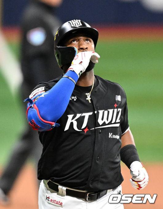 [OSEN=고척, 이대선 기자] 19일 오후 서울 고척스카이돔에서 2025 신한 SOL Bank KBO리그 키움 히어로즈와 KT 위즈의 경기가 열렸다.키움은 김선기, KT 소형준을 선발 투수로 내세웠다.1회초 무사에서 KT 로하스가 좌월 솔로 홈런을 치고 환호하고 있다. 2025.04.19 /sunday@osen.co.kr