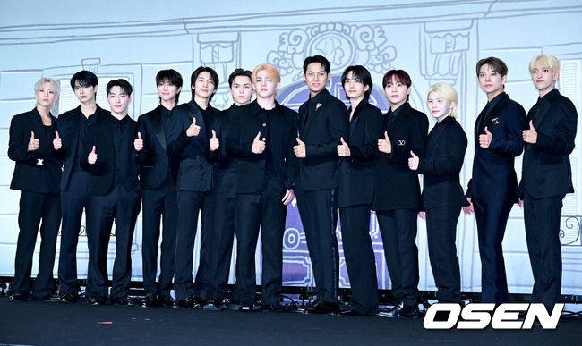 [OSEN=지형준 기자] 29일 오후 서울 여의도 콘래드호텔에서 세븐틴 베스트 앨범 ‘17 IS RIGHT HERE’ 발매 기념 글로벌 기자간담회가 열렸다.‘17 IS RIGHT HERE’는 세븐틴의 과거-현재-미래를 집대성한 앨범이다. 여기에는 타이틀곡 ‘MAESTRO’를 비롯해 힙합 유닛의 ‘LALALI’, 퍼포먼스 유닛의 ‘Spell’, 보컬 유닛의 ‘청춘찬가’ 등 신곡 4곡과 세븐틴의 이름을 빛낸 역대 타이틀곡 28곡, 연주곡 ‘아낀다 (Inst.)’가 담겼다.그룹 세븐틴(호시, 준, 디노, 디에잇, 원우, 버논, 에스쿱스, 민규, 정한, 승관, 우지, 조슈아, 도겸)이 포토타임을 하고 있다. 2024.04.29 /jpnews@osen.co.kr