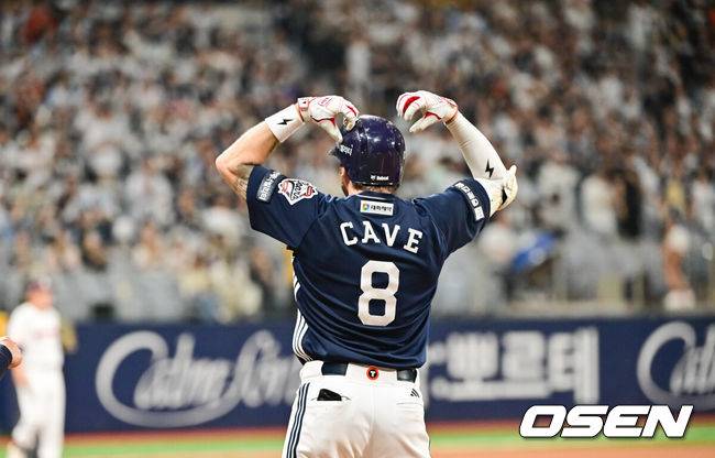 [OSEN=고척, 박준형 기자]  24일 오후 서울 고척스카이돔에서 ‘2025 신한 SOL BANK KBO리그’  키움 히어로즈와 두산 베어스의 경기가 진행됐다.이날 키움은 김연주를 두산은 콜어빈을 선발투수로 내세웠다.4회초 2사 2루 두산 케이브가 1타점 적시타를 날리고 세리머니를 하고 있다  2025.04.24 / soul1014@osen.co.kr