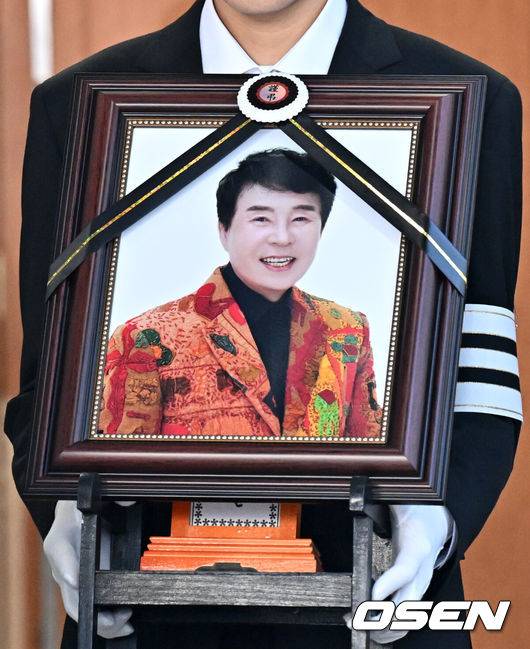 [OSEN=조은정 기자]고(故) 송대관의 발인이 9일 오전 11시 서울대학병원 장례식장에서 엄수됐다.송대관은 지난 7일 오전 10시 병원에서 갑작스러운 심장마비로 사망했다. 향년 78세. 고(故) 송대관의 발인이 엄수된 가운데 영정사진이 운구차량으로 옮겨지고 있다. 2025.02.09 /cej@osen.co.kr