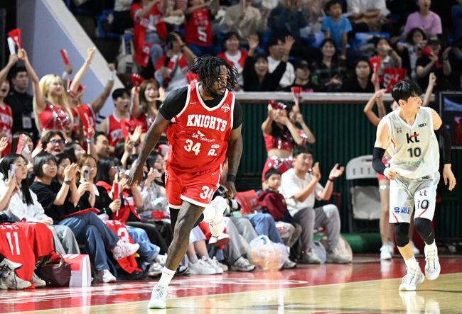 [OSEN=잠실, 이대선 기자] 25일 오후 서울 잠실학생체육관에서 2024~2025시즌 KCC 프로농구 4강 PO(5전3승제) 2차전 서울 SK와 수원 KT의 경기가 열렸다. 정규리그에서 KT에 5승 1패로 강했던 SK가 1차전에서 65-61로 승리했다.4강 PO 1차전 승리 팀은 54회 중 42회(77.8%) 챔피언결정전에 진출했다.2쿼터 SK 워니가 슛을 성공시키고 환호하고 있다. 2025.04.25 /sunday@osen.co.kr