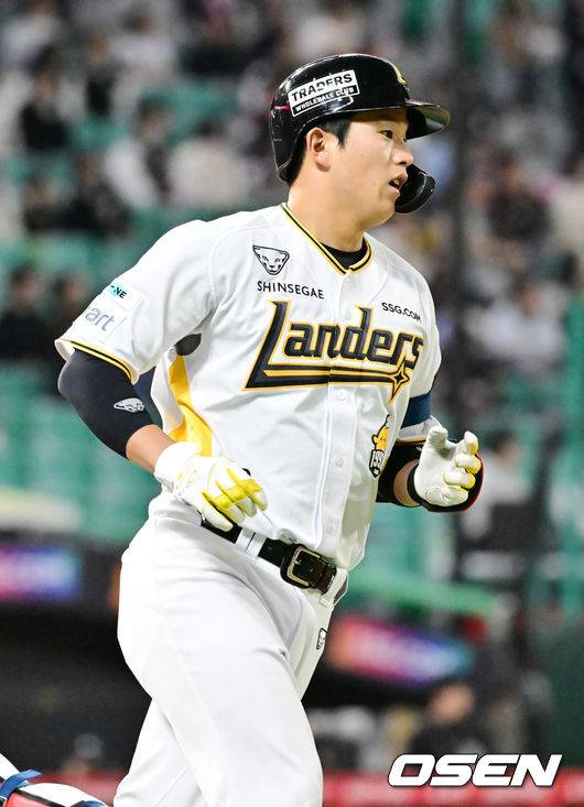 [OSEN=인천, 민경훈 기자] 25일 오후 인천 SSG랜더스필드에서 ‘2025 신한 SOL Bank KBO리그’ SSG 랜더스와 키움 히어로즈의 경기가 열렸다.이날 홈팀 SSG는 박종훈, 원정팀 키움은 김선기를 선발로 내세웠다.8회말 2사 SSG 조형우가 좌월 역전 솔로 홈런을 때리며 달려나오고 있다. 2025.04.25 / rumi@osen.co.kr