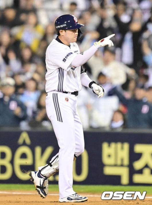 [OSEN=잠실, 김성락 기자] 25일 오후 서울 잠실야구장에서 ‘2025 신한 SOL Bank KBO리그’ 두산 베어스와 롯데 자이언츠의 경기가 열렸다.홈팀 두산은 최원준, 원정팀 롯데는 데이비슨을 선발로 내세웠다. 6회말 1사 2루 두산 양석환이 추격의 1타점 적시타를 날린 뒤 세리머니를 하고 있다. 2025.04.25/ ksl0919@osen.co.kr