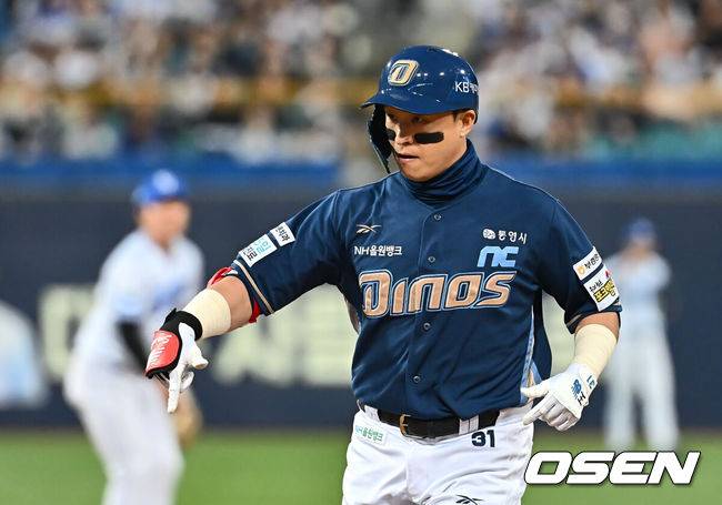 [OSEN=대구, 이석우 기자] 25일 대구삼성라이온즈파크에서 2025 신한 SOL 뱅크 KBO 리그 삼성 라이온즈와 NC 다이노스의 경기가 열렸다. 홈팀 삼성은 김대호가, 방문팀 NC는 목지훈이 선발 출전했다. NC 다이노스 손아섭이 2회초 2사 2루 좌중간 1타점 안타를 치고 세리머니를 하고 있다. 2025.04.25 / foto0307@osen.co.kr