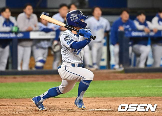 [OSEN=대구, 이석우 기자] 25일 대구삼성라이온즈파크에서 2025 신한 SOL 뱅크 KBO 리그 삼성 라이온즈와 NC 다이노스의 경기가 열렸다. 홈팀 삼성은 김대호가, 방문팀 NC는 목지훈이 선발 출전했다. 삼성 라이온즈 김성윤이 4회말 1사 2루 중견수 앞 역전 1타점 안타를 치고 있다. 2025.04.25 / foto0307@osen.co.kr