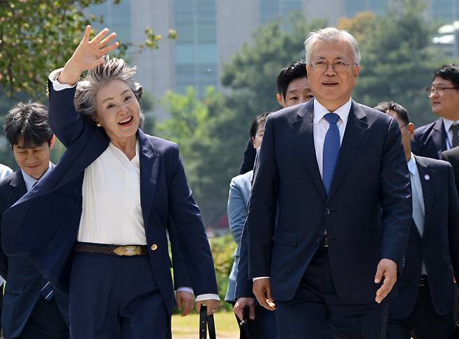 문재인 전 대통령과 김정숙 여사가 25일 서울 여의도 국회 도서관에서 열린 4·27 남북 판문점선언 7주년 기념식에 참석하기 위해 본청에서 이동하고 있다.