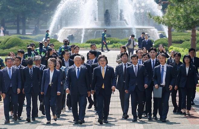 문재인 전 대통령 내외, 우원식 국회의장과 참석자들이 25일 오후 서울 여의도 국회 도서관에서 열린 4.27 판문점선언 7주년 기념식에 참석하고 있다.