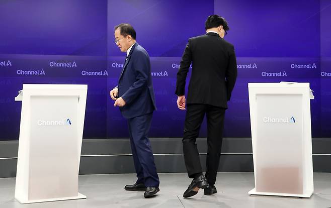 홍준표(왼쪽), 한동훈 국민의힘 대선 경선 후보가 25일 오후 서울 종로구 동아미디어센터 채널A 오픈스튜디오에서 열린 일대일 맞수 토론에 앞서 기념촬영을 한 후 자리로 향하고 있다.&nbsp; &nbsp;&nbsp;국회사진취재단