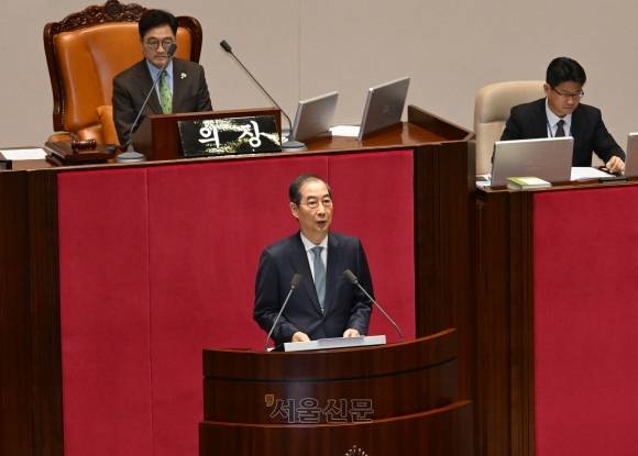 한덕수 대통령 권한대행 겸 국무총리가 24일 서울 여의도 국회에서 추가경정예산안 제출과 관련한 시정 연설을 하고 있다. 대통령 권한대행의 국회 시정 연설은 1979년 박정희 전 대통령 사망 당시 최규하 권한대행 이후 46년 만이다. 2025.4.24  안주영 전문기자