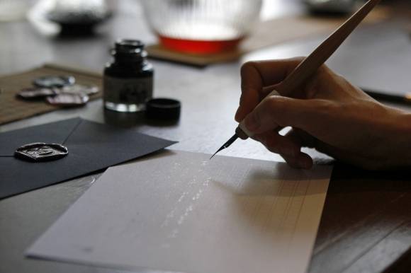 편지쓰기 프로그램 ‘낯선레터와 찻상’은 ‘기록상점 낯선’에서 디자인한 11종의 편지지와 편지봉투 가운데 원하는 세트를 조합해 선택할 수 있다.