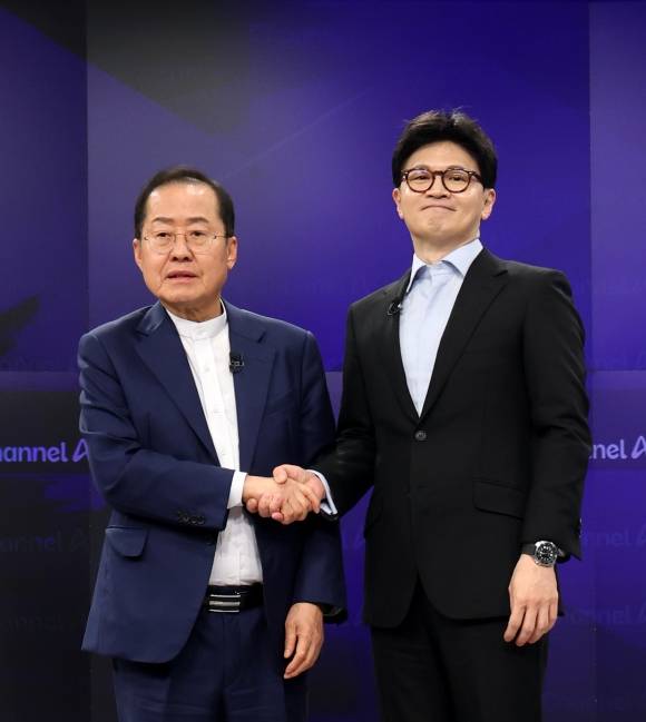 악수하는 한동훈(오른쪽) 후보와 홍준표 후보. 2025.4.25 국회사진기자단