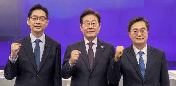 더불어민주당 경선 토론회 앞두고 기념 촬영을 하는 후보들 - 25일 서울 중구 TV조선 스튜디오에서 열린 더불어민주당 경선 마지막 TV토론회에서 후보들이 기념 촬영을 하고 있다. 왼쪽부터 김경수, 이재명, 김동연 후보. 연합뉴스