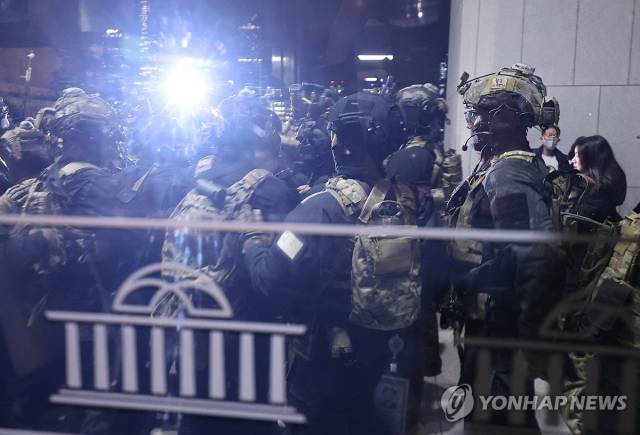 지난해 12월3일 윤석열 전 대통령이 비상계엄을 선포해 국회에 무장한 군인들이 투입돼 보좌진들과 대치하고 있다. 연합뉴스