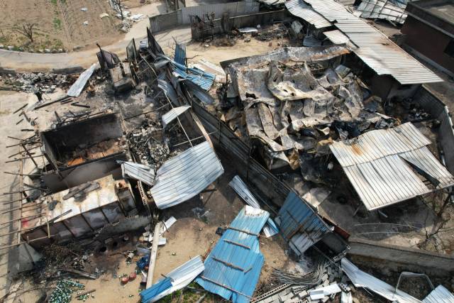 9일 경북 의성군에 있는 가옥들이 산불에 타 무너졌다. 사진제공=녹색연합