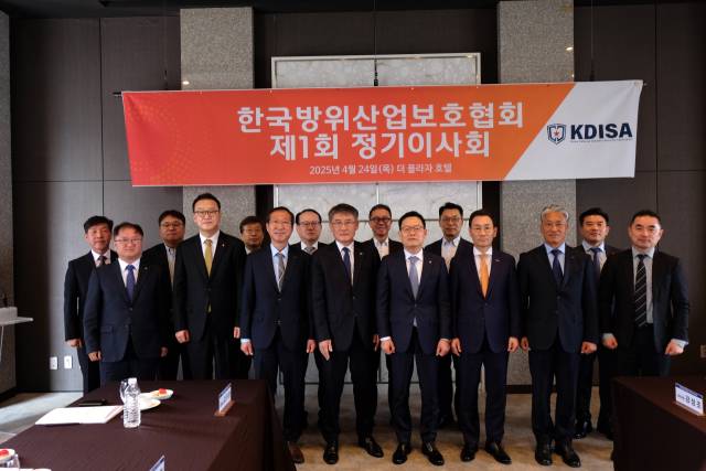 24일 서울 중구 더플라자호텔에서 열린 한국방위산업보호협회 1회 정기 이사회에서 초대 회장사인 한화에어로스페이스의 손재일(앞줄 왼쪽 다섯 번째) 대표이사와 이사진 및 운영진이 기념 촬영을 하고 있다. 사진 제공=한화에어로스페이스