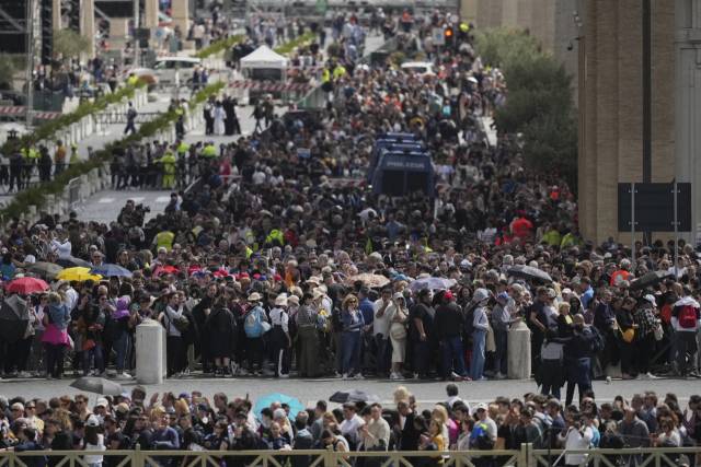 25일(현지 시간) 바티칸의 성 베드로 대성당 앞에 교황을 추모하려는 조문객들이 줄을 서 있다. AP연합뉴스