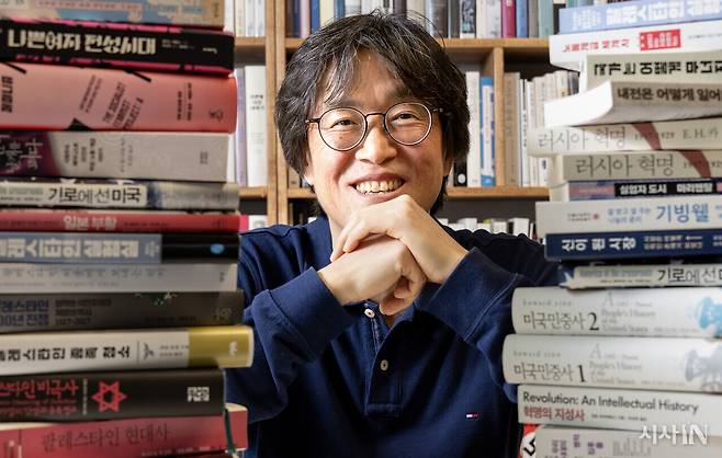 번역가 유강은씨는 외서 80여 권을 번역했다. 그가 번역한 책이 좌우로 쌓여 있다. ⓒ시사IN 조남진