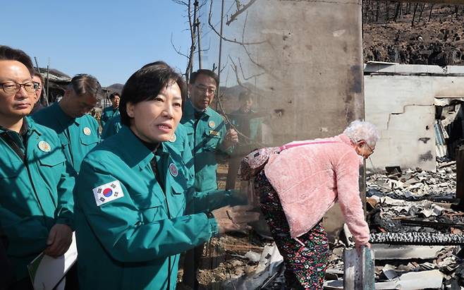농식품부는 농산물유통국과 송미령 농림축산식품부 장관 등 부처 인력 전원이 나서서 경북 지역 과수 농민 피해 상황을 확인하며 후속 조치에 전념하고 있다 ⓒ시사저널 양선영 디자이너·연합뉴스