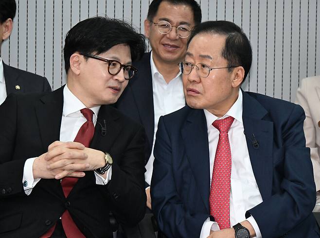 지난 23일 서울 여의도 국민의힘 중앙당사에서 열린 2차 경선 토론회 미디어데이에서 한동훈, 홍준표 국민의힘 대선 경선 후보가 대화하고 있다. ⓒ국회사진기자단