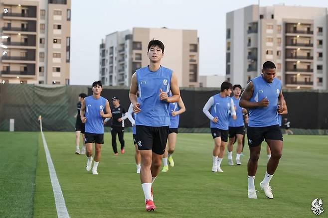 사우디아라비아 제다에서 알힐랄과 ACLE 8강전을 앞둔 광주 선수들이 훈련장에서 가벼운 러닝으로 몸을 풀고 있다. 사진출처｜광주FC SNS