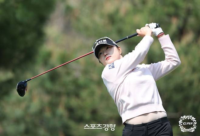 김민선7이 25일 충북 충주시 킹스데일GC에서 열린 덕신EPC 챔피언십 2라운드 11번홀에서 드라이버샷을 하고 있다. ｜KLPGA 제공