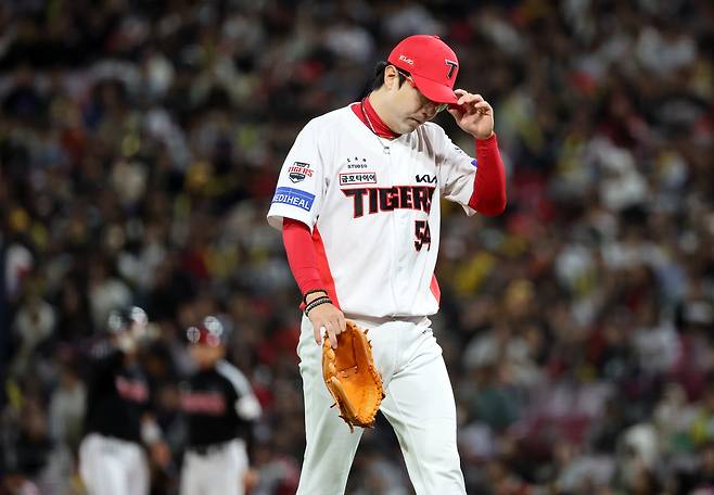 KIA 양현종이 25일 광주 기아챔피언스필드에서 열린 2025 프로야구 LG와 경기에서 6회초 무사 만루에서 교체되고 있다.    광주 | 연합뉴스