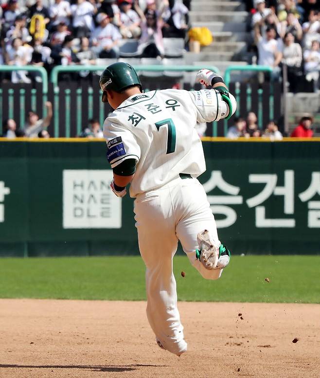 ▲ 시즌 초반 힘겨웠던 SSG 타선에 새로운 바람을 불어넣은 최준우 ⓒSSG랜더스