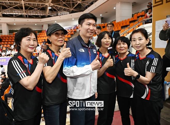 전국생활체육대축전에 참가한 탁구 동호인과 대한체육회 유승민 회장.&nbsp;