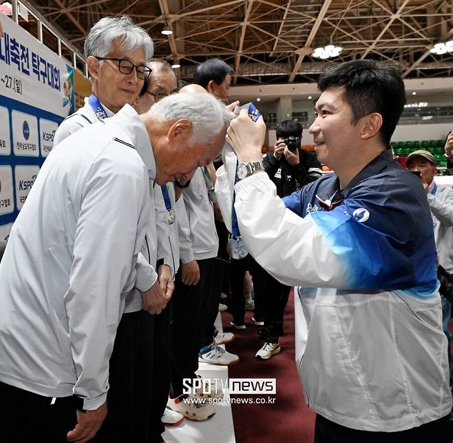 25일 전국생활체육대축전 탁구 종목에서 시상을 하고 있는 유승민 대한체육회장(오른쪽).&nbsp;