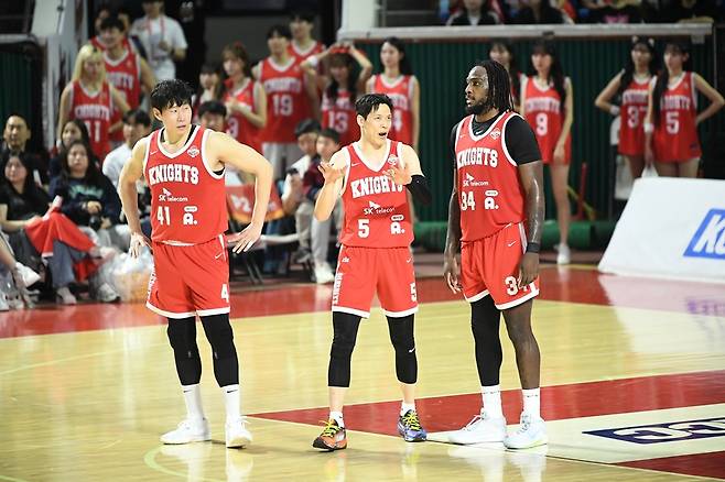 ▲ 오세근과 김선형, 자밀 워니(왼쪽부터) ⓒ KBL