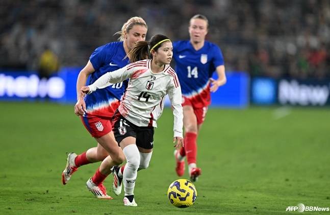 쉬 빌리브스컵에 출전한 하세가와(가운데)가 드리블을 시도하고 있따. /AFPBBNews=뉴스1